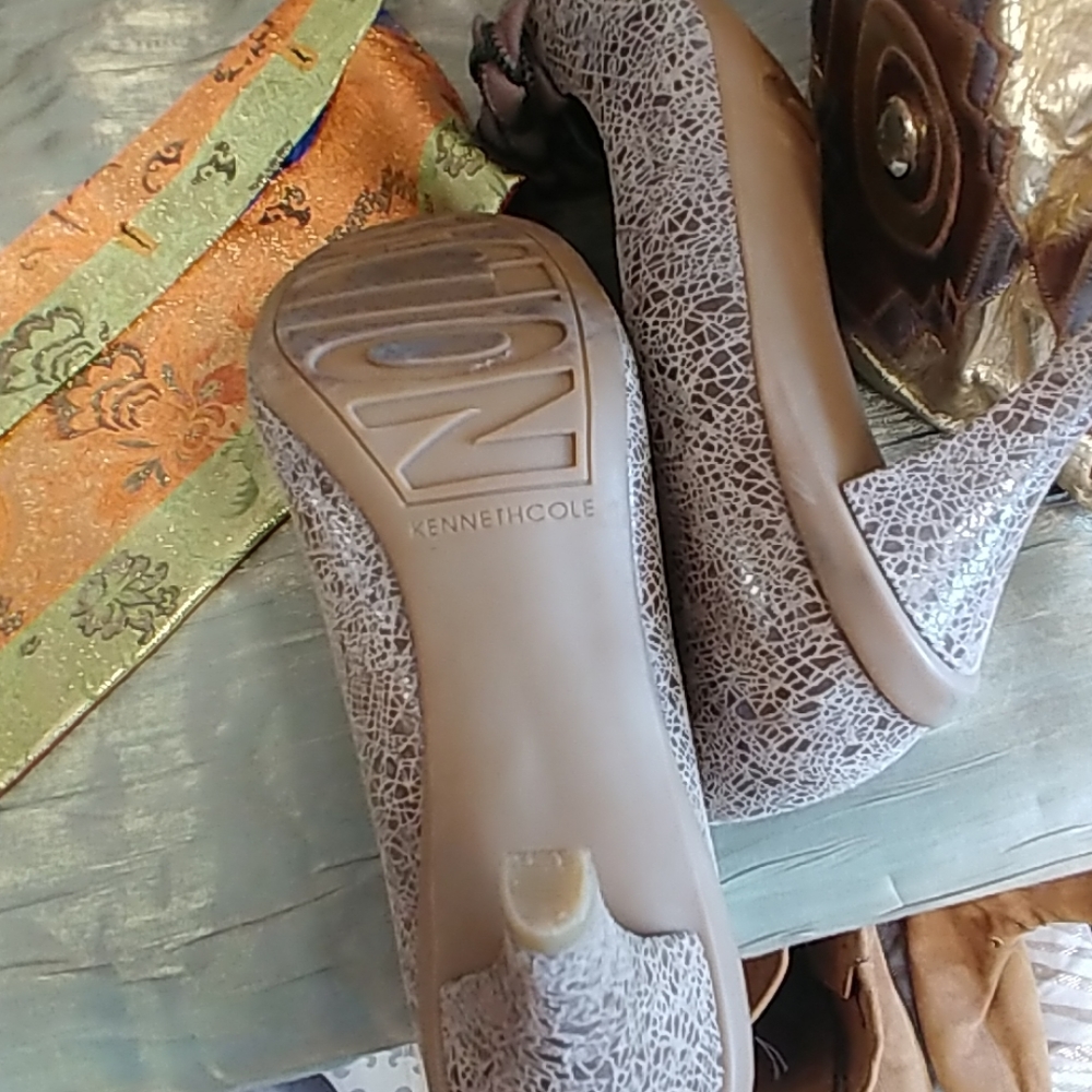 KENNETH COLE PUMPS - Picture 7 of 7